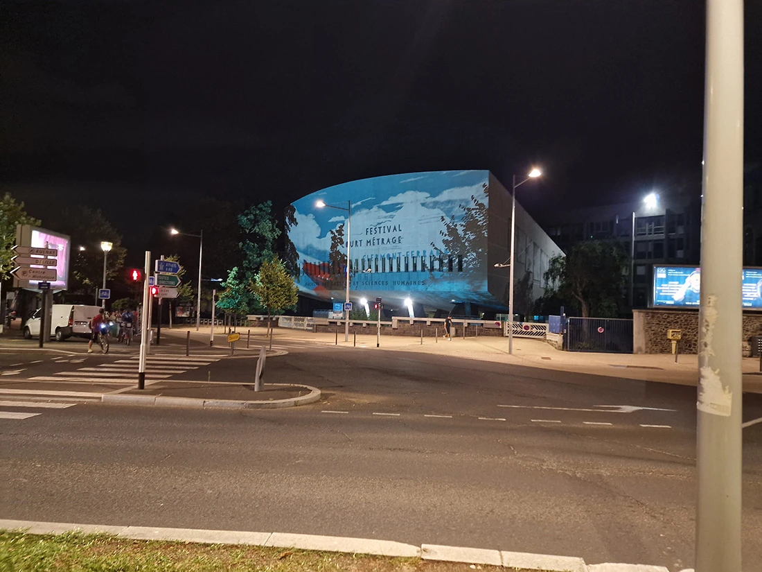Photo d'un mapping sur un bâtiment.