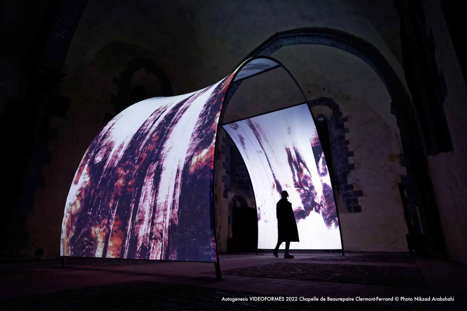 Projection avec mapping sur toile courbée dans une chappelle.